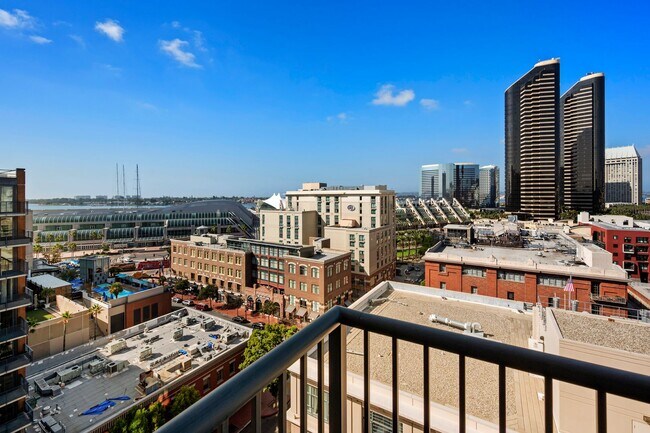 Building Photo - Top Floor Condo in the Gaslamp District!