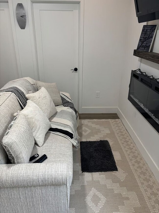 Building Photo - Charming Backyard Studio – All Utilities Included - Even WiFI