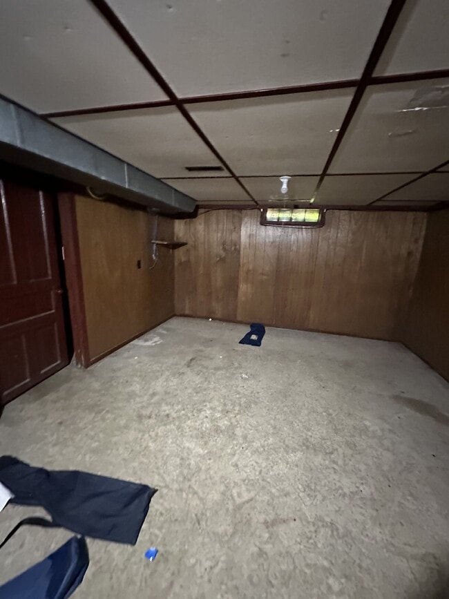 Building Photo - 3 bed 1 bath close to UWEC and Water St! Available June 1st