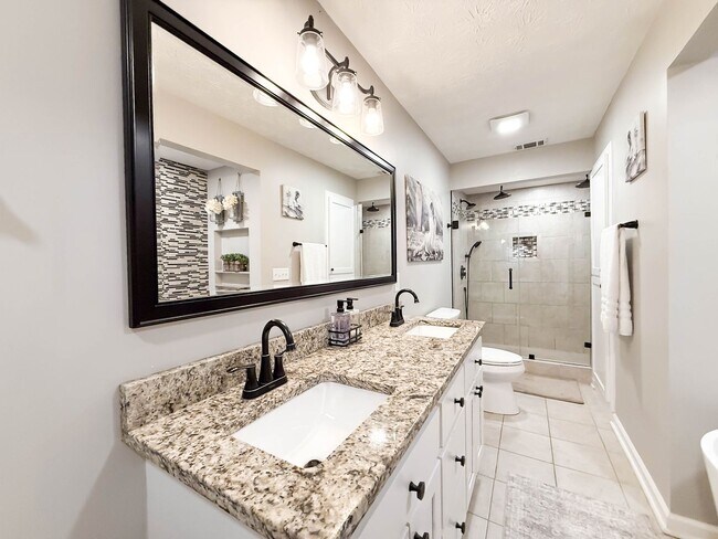 Building Photo - NO APPLICATION FEE FOR 72 HOURS! Spacious Fully-Furnished 5-Bedroom Home | Mid-Term Rental in Gre...