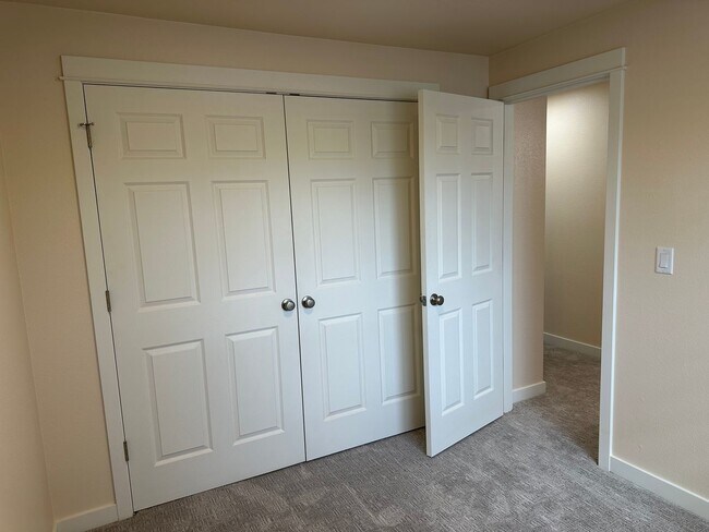 Building Photo - Beautifully updated 3 bedroom 1.5 bath dup...
