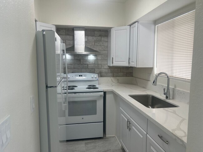 Building Photo - 535 E Jacinto St