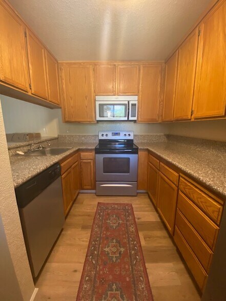 Building Photo - 1504 Woodlake Dr