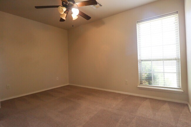 Building Photo - Spacious 4 bedroom 3 bathroom home In Sand Springs
