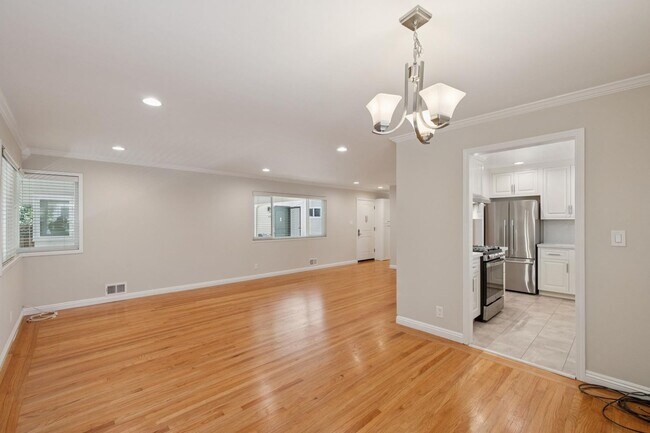 Building Photo - Luxury Apartment Available in gated Community downtown Palo Alto!