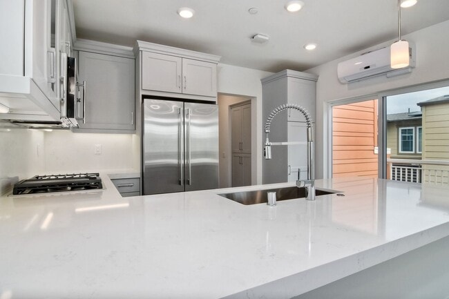 Building Photo - 3 Bedroom Townhome at Bayside Cove!