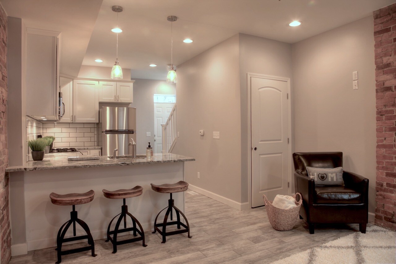 Building Photo - 323 Parkwood Ave