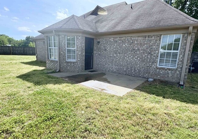 Building Photo - 6098 Ravenwood Lake Dr E