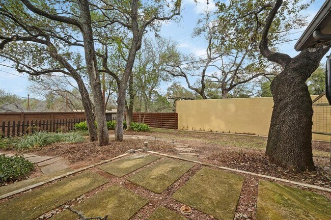 Building Photo - 2807 Hatley Dr