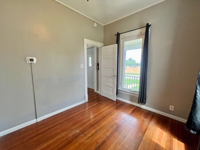 Building Photo - 103 7th Ave NW