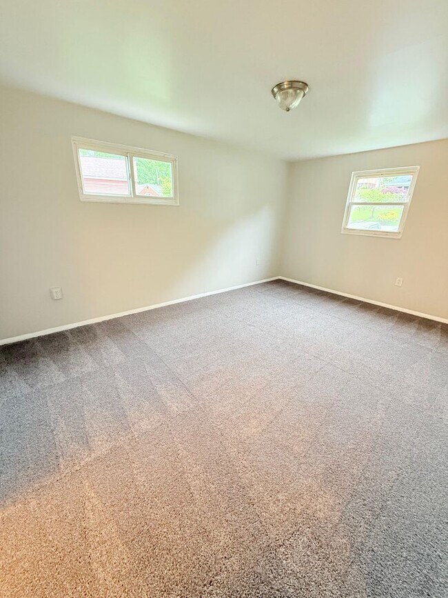 Building Photo - Freshly Painted 3BD/1.5BA Single Family Ho...