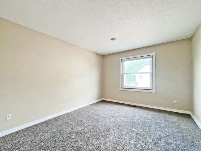 Building Photo - Beautifully Redone Modern Townhome with Large Deck, 2-Car Garage, Granite Kitchen, Vaulted Ceilin...