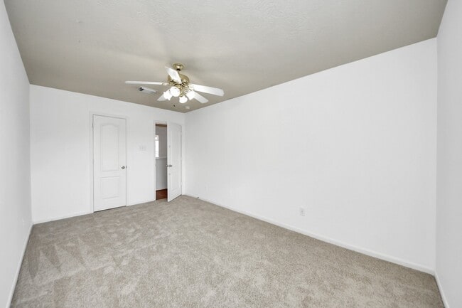 Building Photo - 13114 Oak Ledge Dr