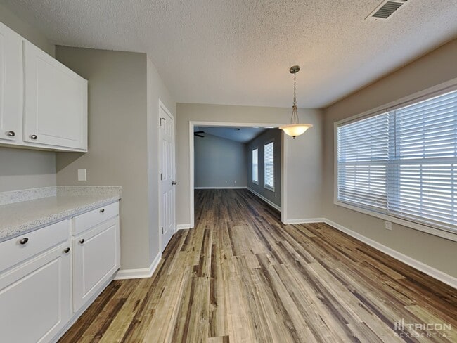 Building Photo - 455 Hunters Crossing Dr