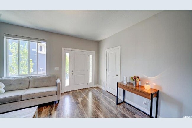 Building Photo - Beautiful 4 Bedroom Home in Midvale!