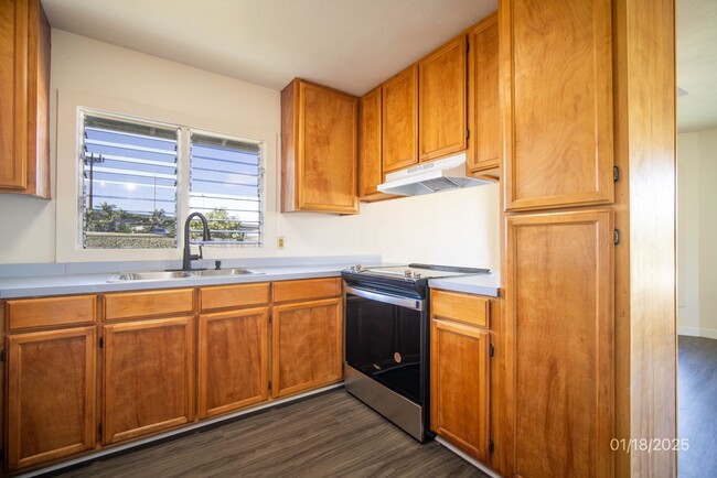 Building Photo - MOVE IN READY 3BR/1BA/2 TANDEM PKG IN AIEA...