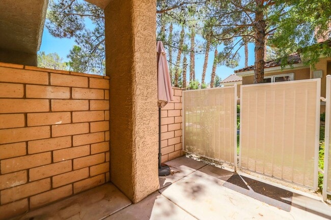 Building Photo - CUTE UPGRADED 3 BEDROOM CONDO IN HENDERSON!