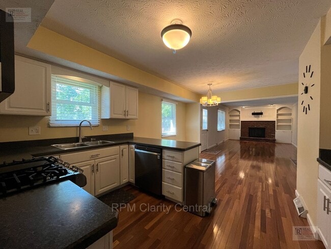 Building Photo - Updated Gahanna Home with Finished Basement & Fenced Yard