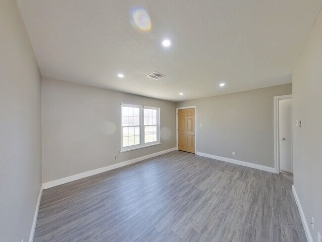 Building Photo - 1921 N Garland St