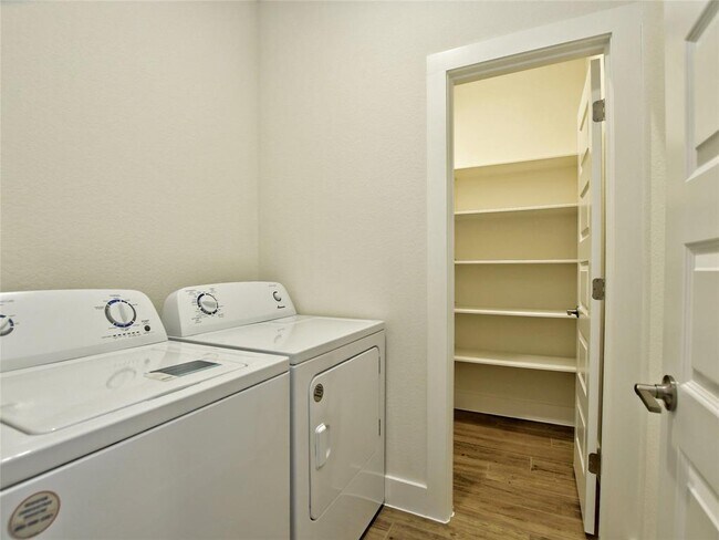 Building Photo - 402 Parkline Dr