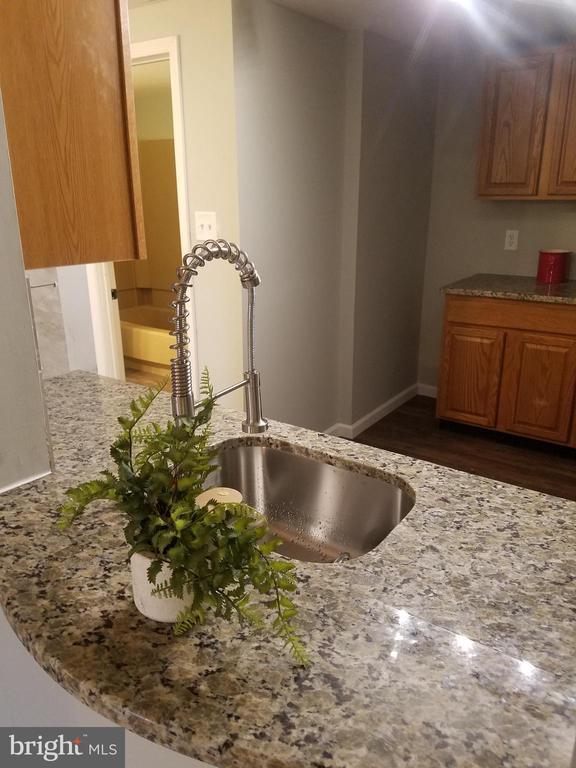 Building Photo - 215 S Pavilion Ave