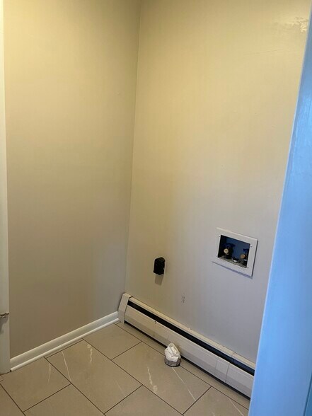 Building Photo - 8188 Meadowview Ln