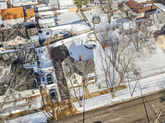 Building Photo - 552 Simms St