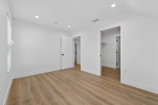 Building Photo - 678 E 45th St