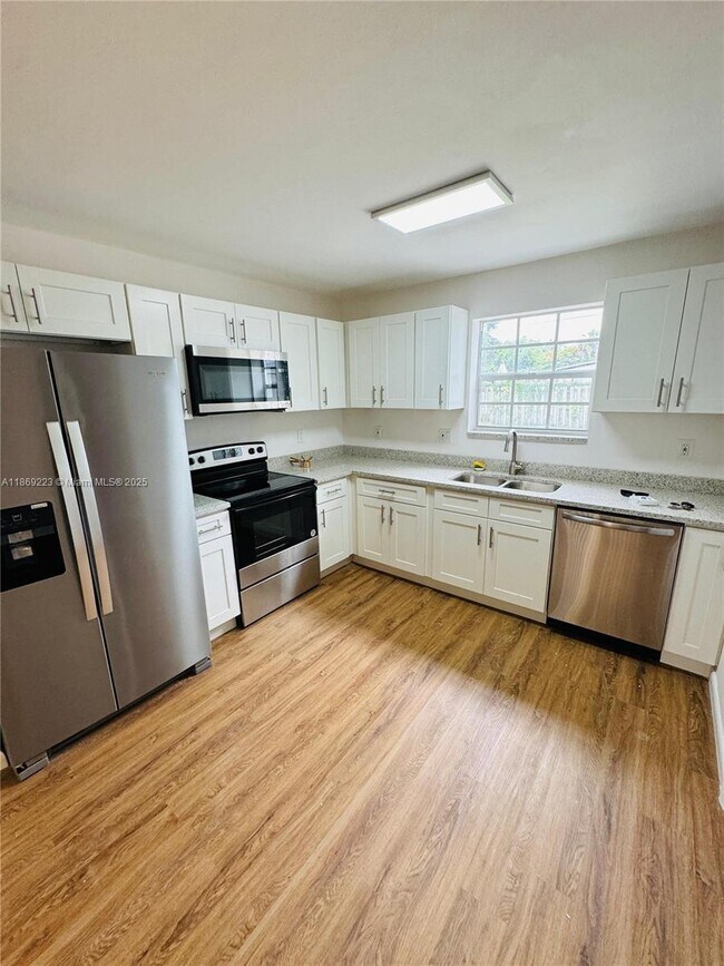Building Photo - 3 bedroom in Hollywood FL 33021