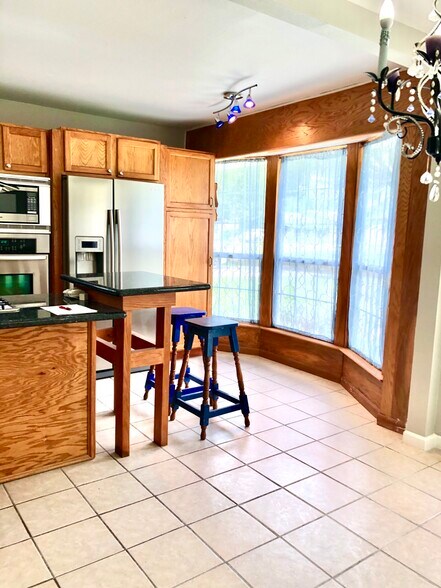 Breakfast nook - 343 Huntington Dr