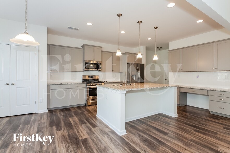 Building Photo - 5521 Begonia St