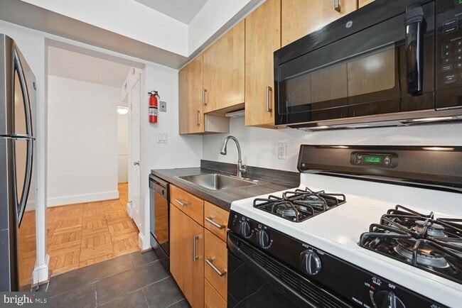 Building Photo - 2727 Ordway St NW