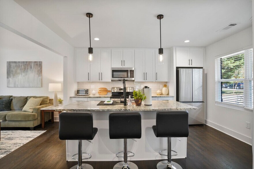 Building Photo - 975 Shadowridge Dr SE