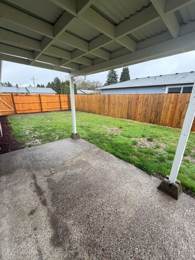 Building Photo - Large Updated 2 Bedroom with New Appliances!