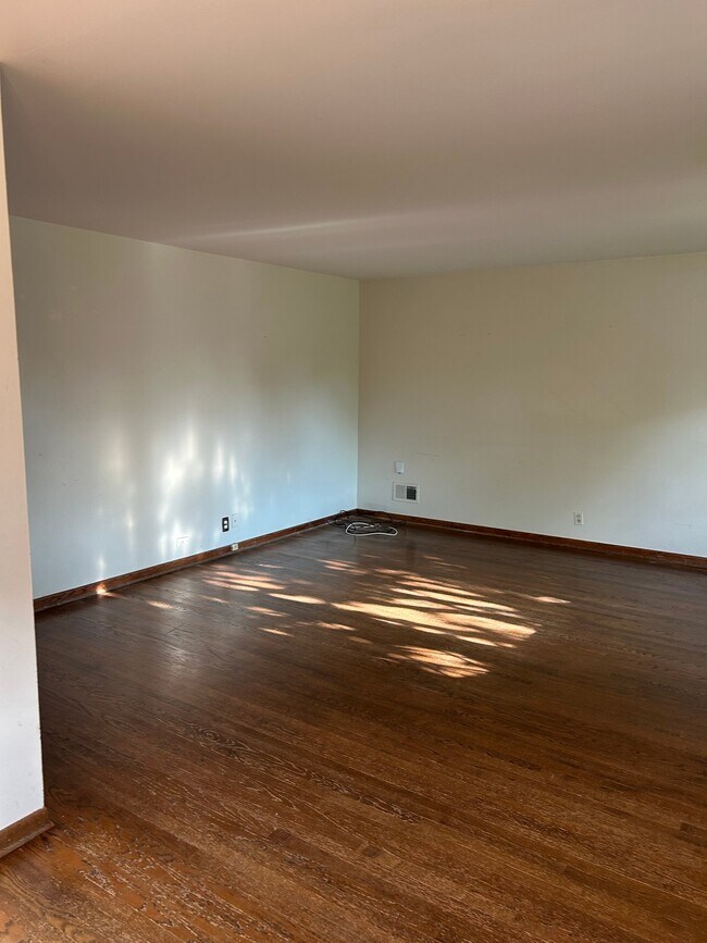 Building Photo - 8837 Belleforte Ave