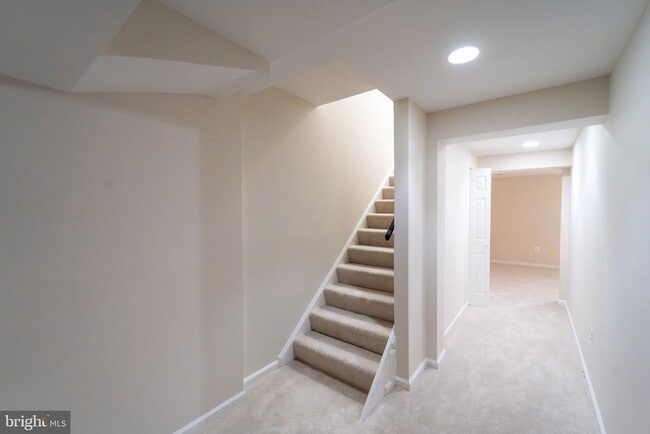 Building Photo - 2055 Pilgrim Dr