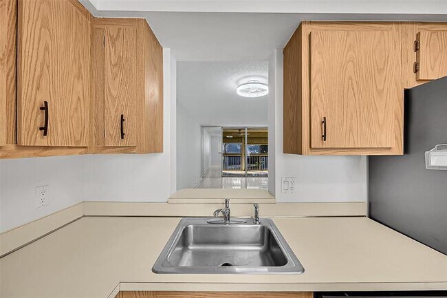 Building Photo - 14773 Cumberland Dr