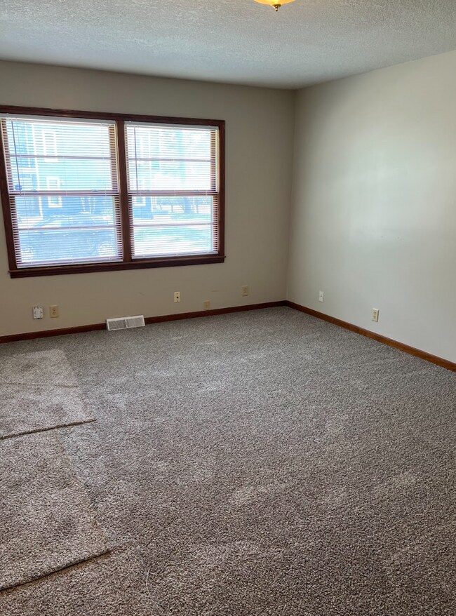 Building Photo - Don't miss out on this cozy duplex!