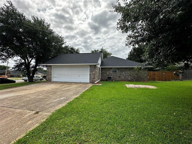 Building Photo - 1400 Prairie Dr