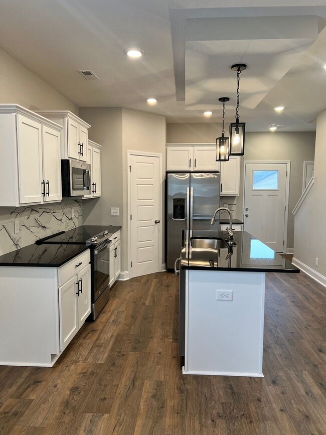 Building Photo - Brand New Three Bedroom