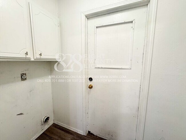 Building Photo - NICE 3 BED/1.5 BATH ON QUIET CUL-DE-SAC IN...