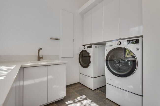 Building Photo - Luxury Summerlin Living in Gated Canyon Cr...