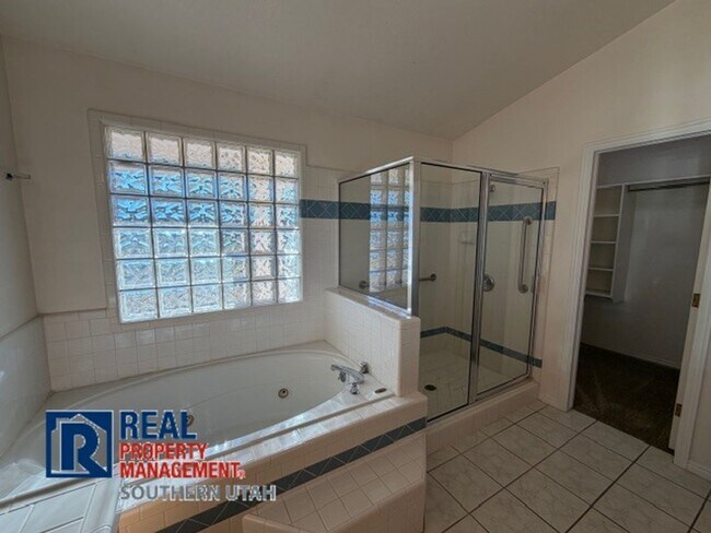 Building Photo - Golf Course Home