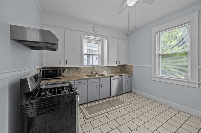 Building Photo - Incredibly Well Maintained & Beautiful Hom...