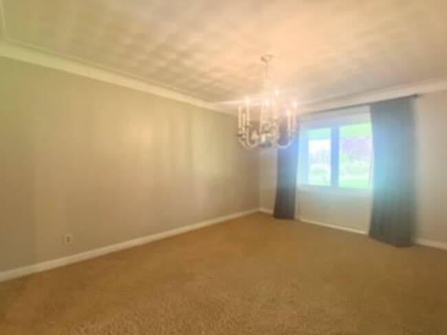 Building Photo - 5 bed / 3.5 bath Ranch House