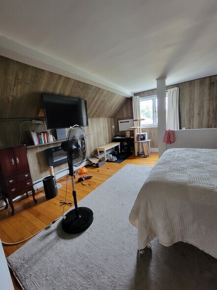 Room 1 ($900) - 90 North St