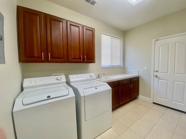 Building Photo - AVAILABLE BY 1/1/26 - ELEGANT AND SPACIOUS 4 BED, 4 BATH 2 STORY HOME WITH VIEWS OF EL DORADO HILLS