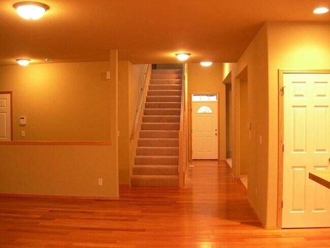Building Photo - 5446 NW Bannister Dr