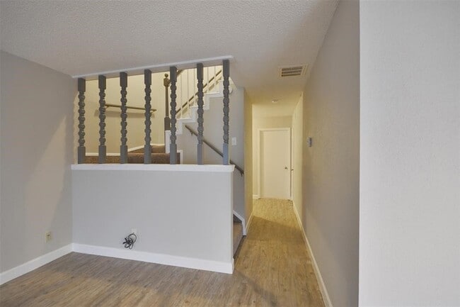 Building Photo - 1326 Town Cir