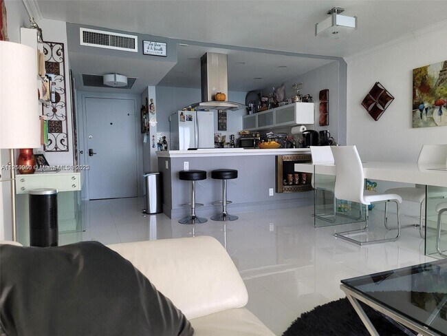 Building Photo - 2030 S Ocean Dr